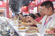 八字命盘“嗦粉”经济火热 中国多地“食力”出圈